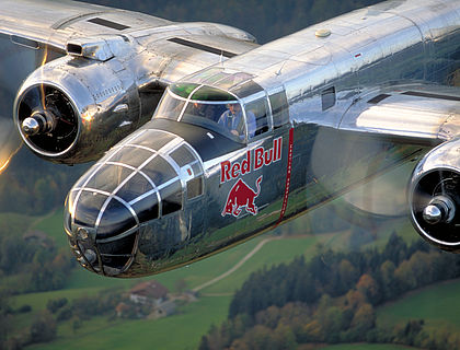 taxa Saks direkte The Flying Bulls' Fleet in Hangar-7 | Hangar-7