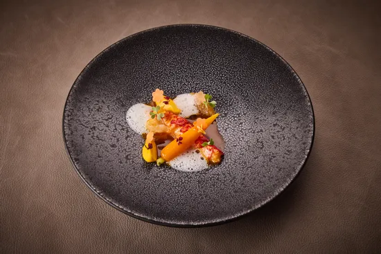 Plate with dish, Lobster – Carrot – Oxalis – Yuzu – Timut pepper