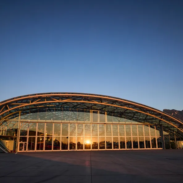 Außenansicht des Hangar-7 bei Sonnenuntergang