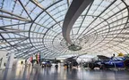 Innenansicht des Hangar-7 mit Glasarchitektur und Ausstellungsexponaten