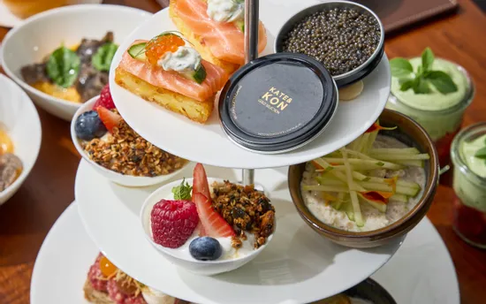 Imperial-Kaviar 20 Gramm, Rührei – schwarzer Trüffel – Spinat, zwei Gläser Champagner, Kaffee, Tee oder hausgemachte heiße Schokolade wahlweise mit Smoothie oder Thalheim Limonade