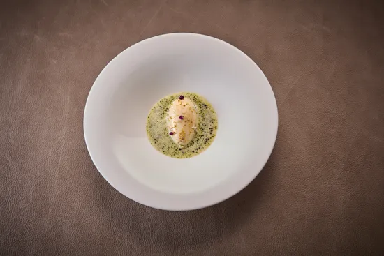 Plate with dish, Scallop – King crab – Oscietra caviar – Tagetes oil