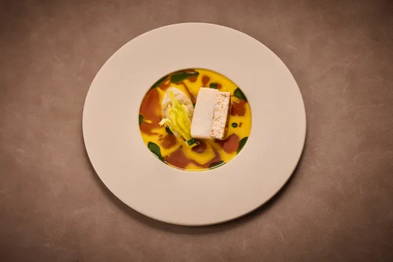 Teller mit Gericht, Jakobsmuschel – Pfirsich – Szechuanpfeffer – Vin Jaune – Tagetes Öl