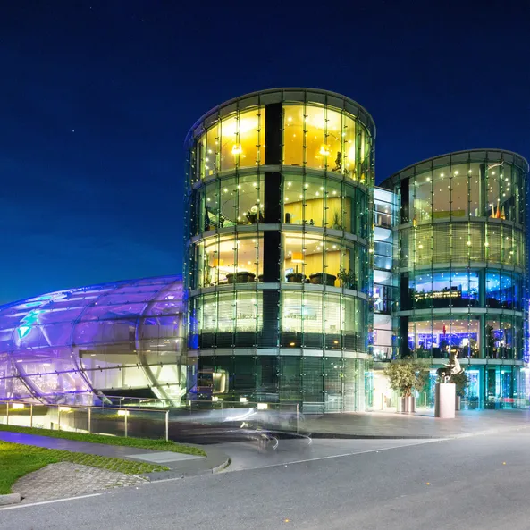 bunte Abendaufnahme des Hangar-7
