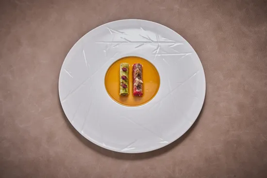 Plate with dish, Shabu-shabu & tartare – Charcoal – Bamberg savoy cabbage – Salted cherries – Bone jus (by Alexander Herrmann)