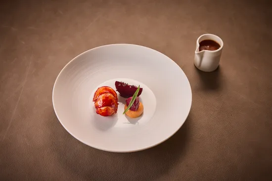 Plate with dish, Breton lobster – Beetroot – Chocolate – Ruby sauce