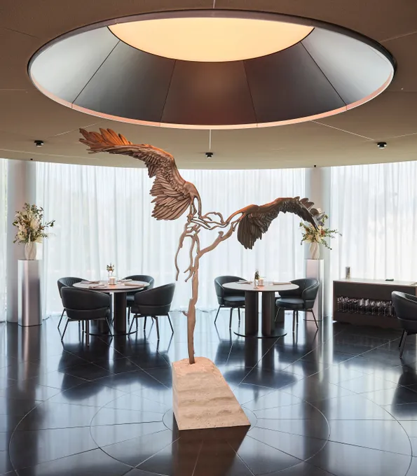 Restaurant Ikarus mit Ikarus Skulptur