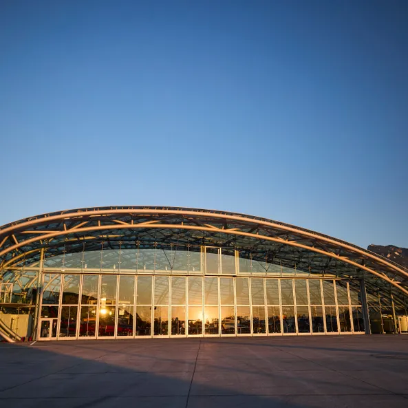 Außenansicht des Hangar-7 bei Sonnenuntergang