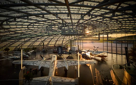 Sonnenuntergang im Red Bull Hangar-7 Architektur, Exponate, Flugzeuge, Boliden, Pflanzen 