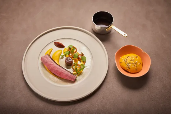 Teller mit Gerichten, Burgaud Ente – Karotte – Kumquat