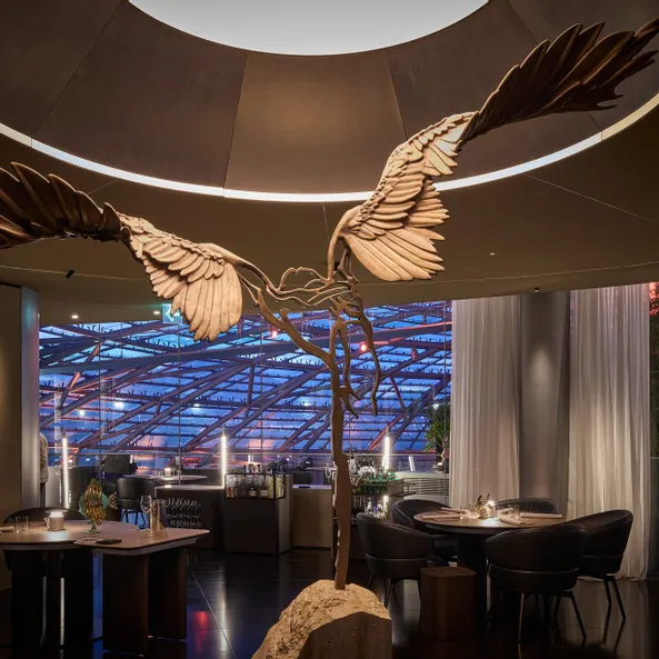 Restaurant Ikarus bei Nacht