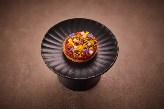 Teller mit Gerichten, Koreanisches Beef Tatar – Gochujang – Nashi Birne