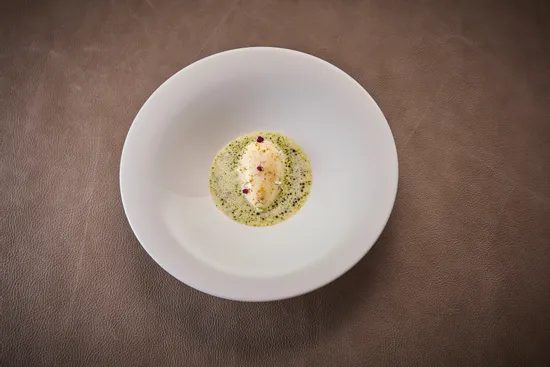 Plate with dish, Scallop – King crab – Oscietra caviar – Tagetes oil