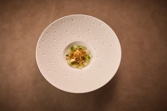 Plate with dish, Kohlrabi – Razor clam – Green apple – Elderflower