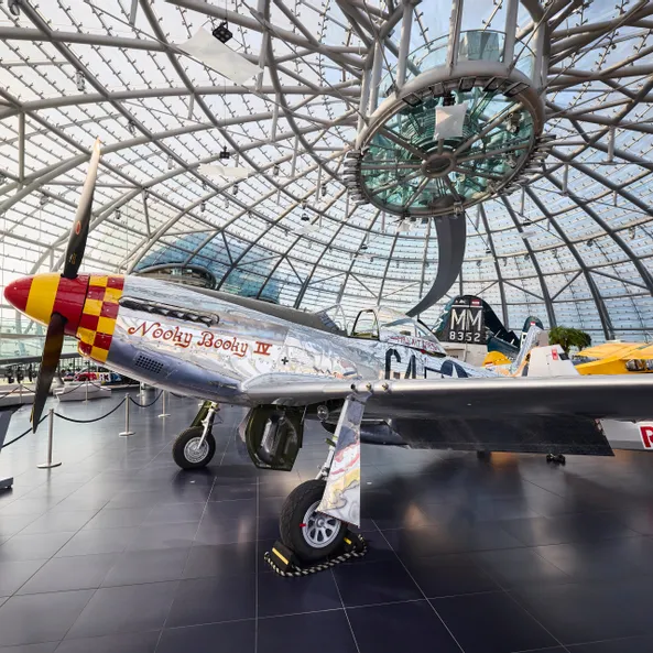 North American P-51 Mustang Flugzeug im Red Bull Hangar-7 