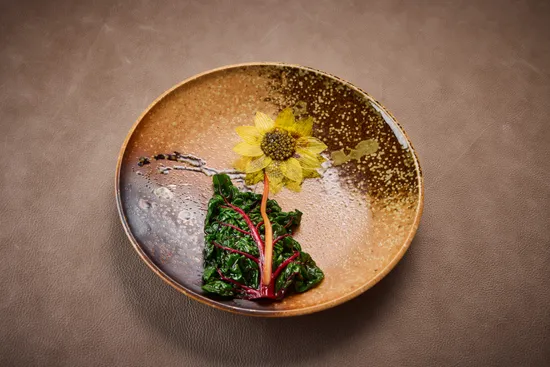 Teller mit Gerichten, Wagyu Picanha – Mangold – Osietra Kaviar – Fenchel – Feige