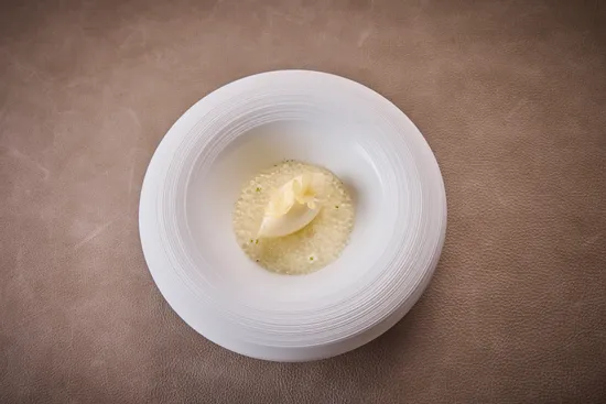 Plate with dish, White asparagus – Elderflower – Salted lime – Verbena