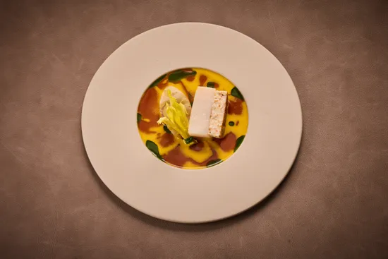 Plate with dish, Scallop – Peach – Szechuan pepper – Vin Jaune – Tagetes oil