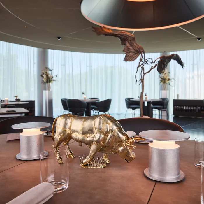 Set table with table sculpture