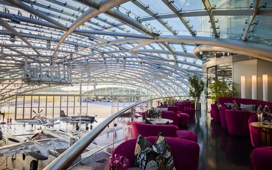 Loungebereich mit Blick in die Austellung