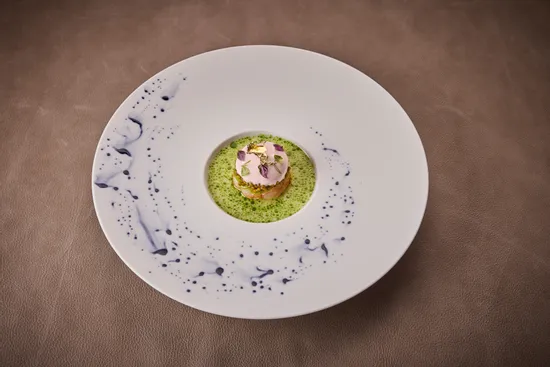 Plate with dish, Red prawn – Cucumber – Pomelo – Elderflower vinegar – Jalapeño bouillon