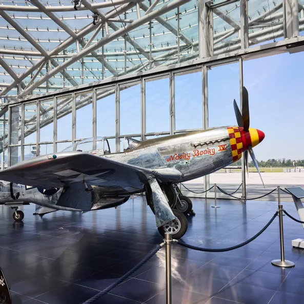 North American P-51 Mustang Flugzeug im Red Bull Hangar-7 