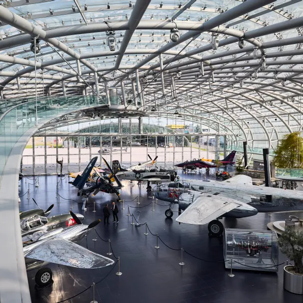 Red Bull Hangar-7 Architektur, Exponate, Flugzeuge, Boliden, Pflanzen 