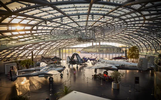 Red Bull Hangar-7 Architektur, Exponate, Flugzeuge, Boliden, Pflanzen 