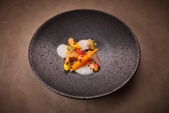 Plate with dish, Lobster – Carrot – Oxalis – Yuzu – Timut pepper
