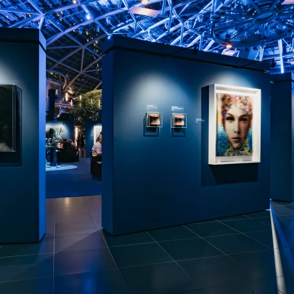 Kunstwerke von Maxim Wakultschik aus der Ausstellung – Beyond the Surface im Ausstellungsbereich des Red Bull Hangar-7