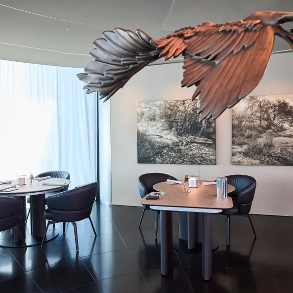 Restaurant Ikarus mit Ikarus Skultpur und Gemälde 