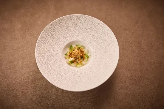 Plate with dish, Kohlrabi – Razor clam – Green apple – Elderflower