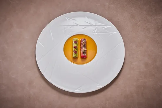 Plate with dish, Shabu-shabu & tartare – Charcoal – Bamberg savoy cabbage – Salted cherries – Bone jus (by Alexander Herrmann)