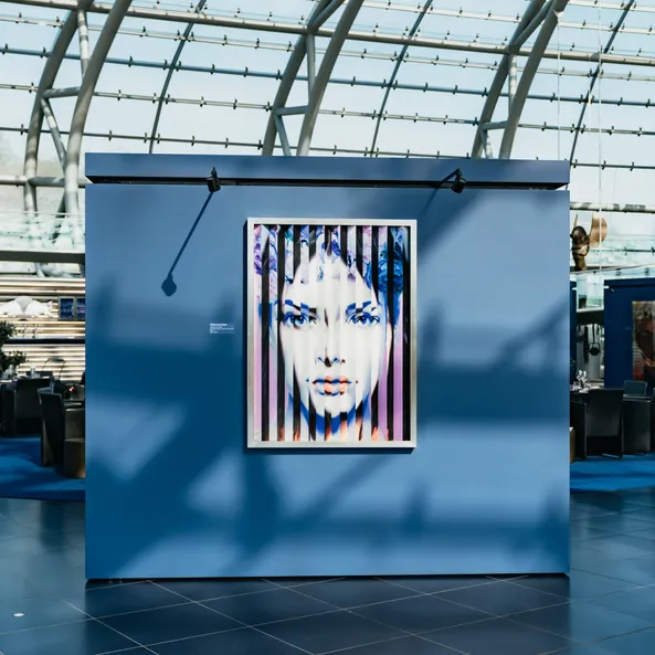 Kunstwerk von Maxim Wakultschik aus der Ausstellung – Beyond the Surface im Ausstellungsbereich des Red Bull Hangar-7