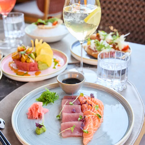 Set table with starters and drinks 