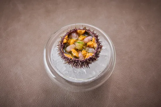 Plate with dish, Sea Urchin – Arctic shrimp – Finger lime – Green strawberry
