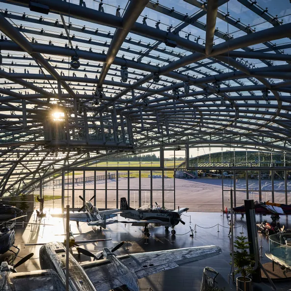Innenansicht des Hangar-7 mit Glas-Stahl-Architektur und Ausstellungsexponaten