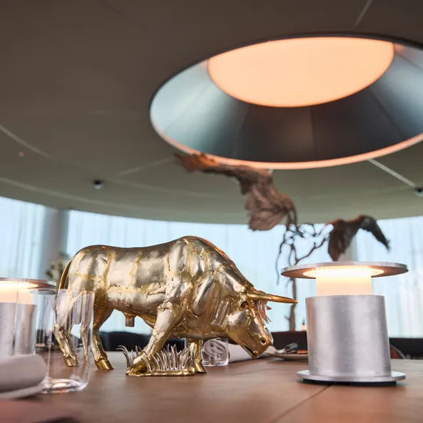 Gedeckter Tisch mit Bestecktier Figur 