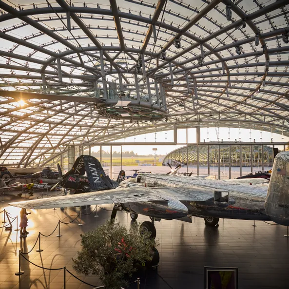 Innenansicht des Hangar-7 bei Sonnenuntergang mit Glasarchitektur und Ausstellungsexponaten