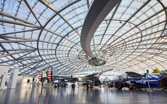 Innenansicht des Hangar-7 mit Glasarchitektur und Ausstellungsexponaten