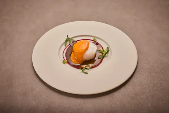 Teller mit Gerichten, Kabeljau – Fenchel – Schwarze Johannisbeere