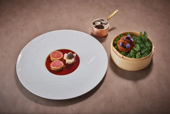 Plate with dish, Saddle of venison – Porcini mushrooms – Black pudding – Hazelnut – Black truffle