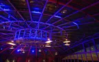 Threesixty Bar in blau/rot beleuchtet 