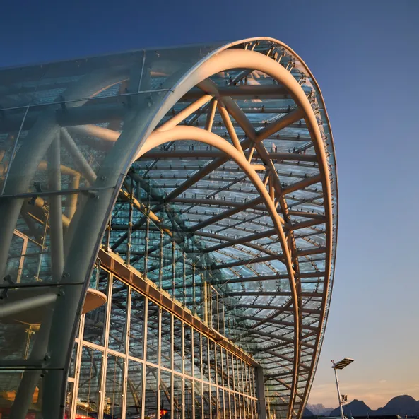 Außenansicht des Hangar-7 bei Sonnenuntergang