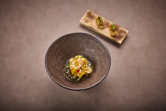 Plate with dish, Hamachi – Golden beetroot – Chamomile – Grapefruit