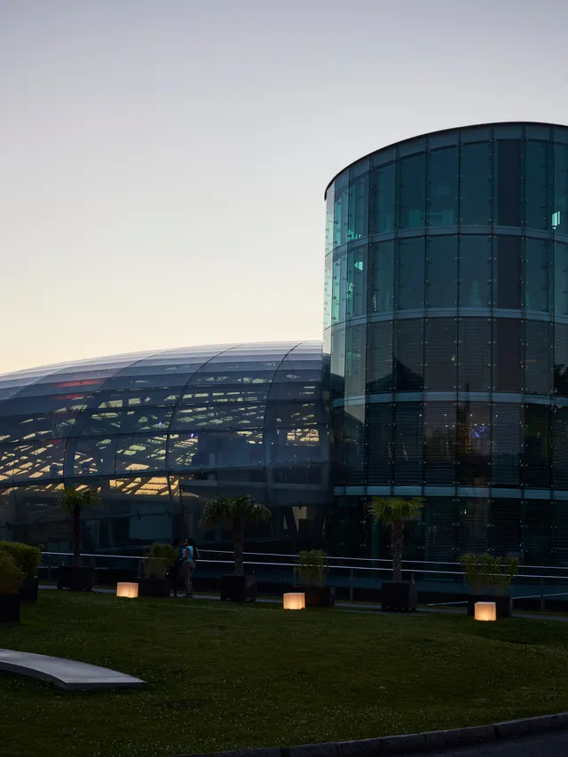 Außenansicht des Hangar-7 bei Sonnenuntergang