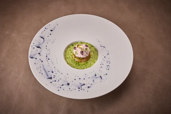 Plate with dish, Red prawn – Cucumber – Pomelo – Elderflower vinegar – Jalapeño bouillon