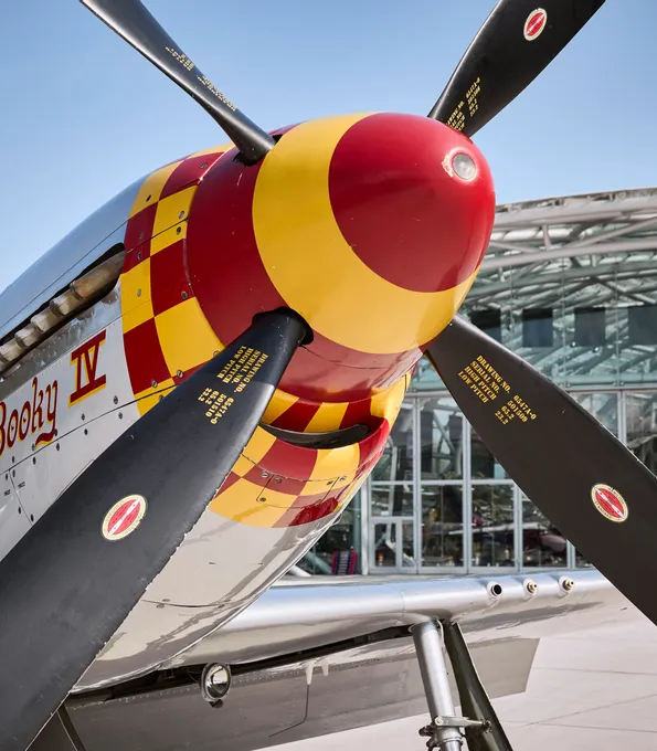 North American P-51 Mustang Flugzeug in front of Red Bull Hangar-7 