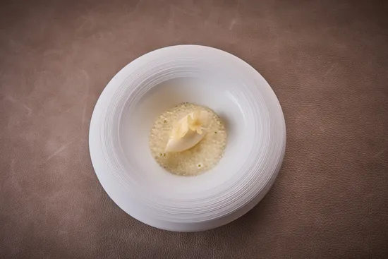 Plate with dish, White asparagus – Elderflower – Salted lime – Verbena