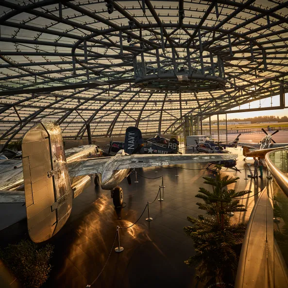 Sonnenuntergang im Red Bull Hangar-7 Architektur, Exponate, Flugzeuge, Boliden, Pflanzen 